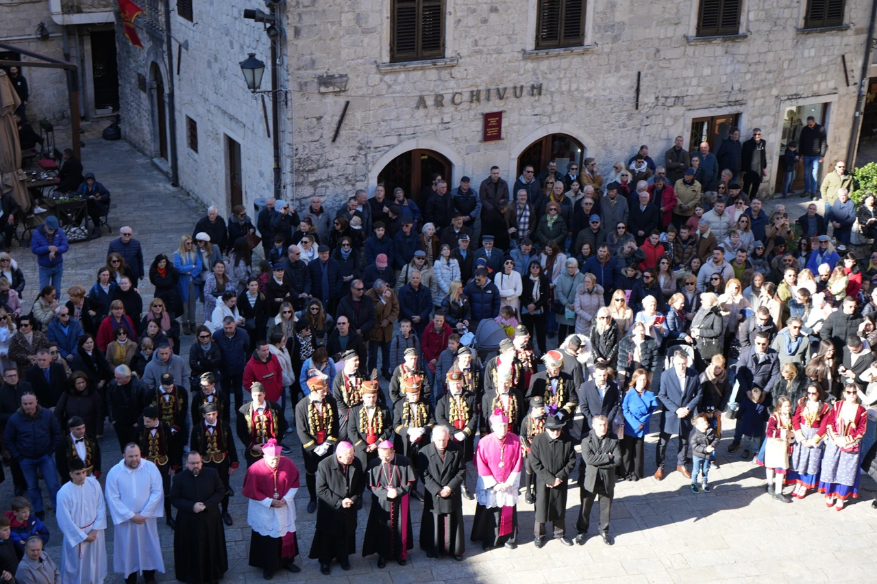 Lodama počele tradicionalne Tripundanske svečanosti u Kotoru