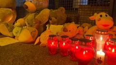 Građani pale svijeće i ostavljaju plišance i poruke