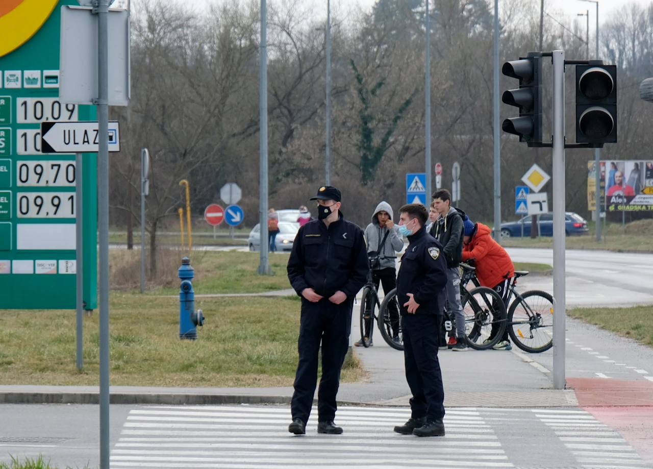 Prijetnja bombom u školi u Sisku, Foto: Slaven Branislav Babic/PIXSELL