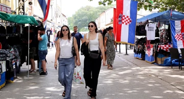 Okupljanje ljudi u Sinju uoči 310. Sinjske alke 