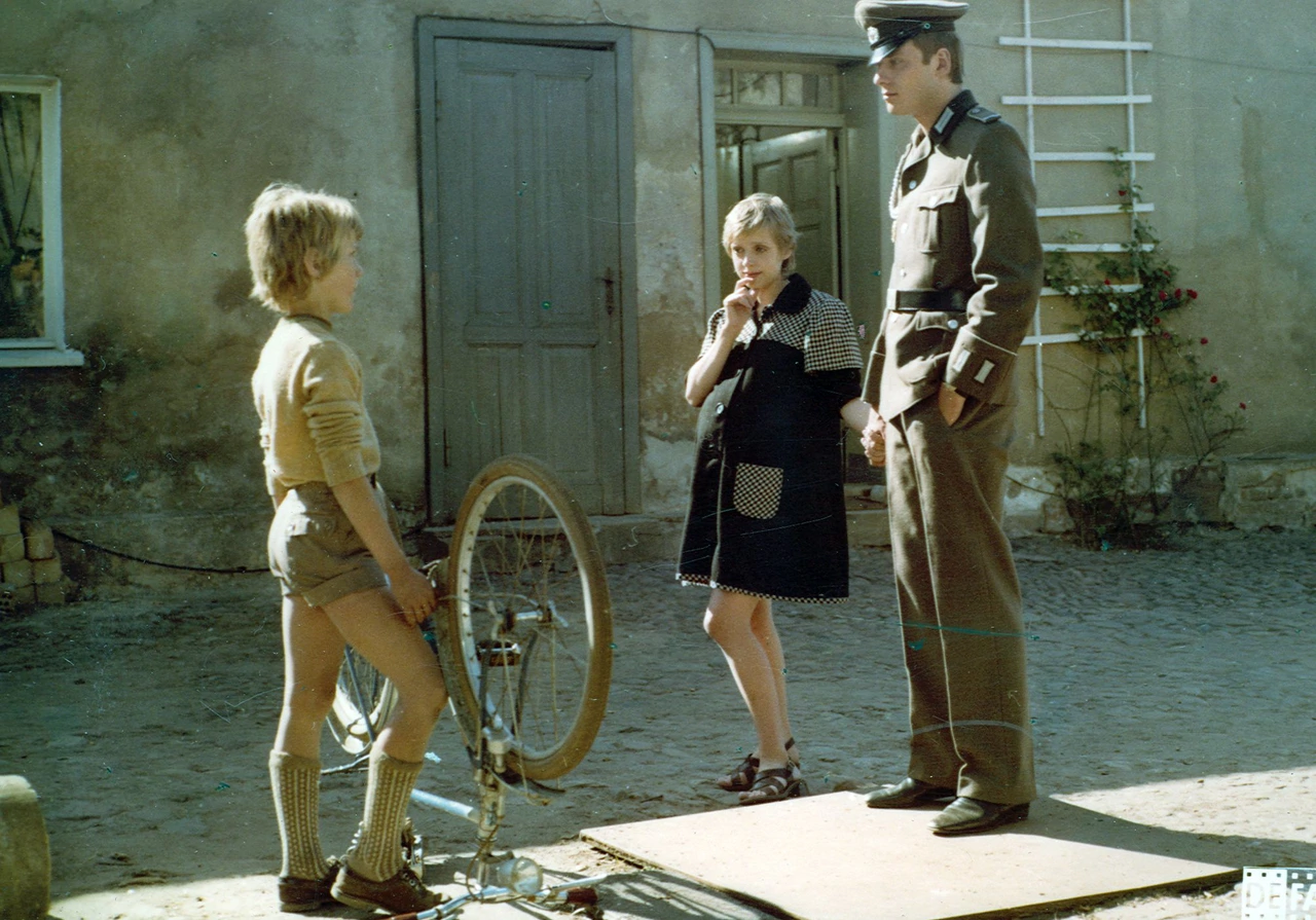 Nedjelja, 4. siječnja na Trećem , Foto: Goli čovjek na sportskom igralištu/film