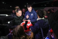 Domagoj Duvnjak s navijačima, Foto: Sanjin Strukic/PIXSELL