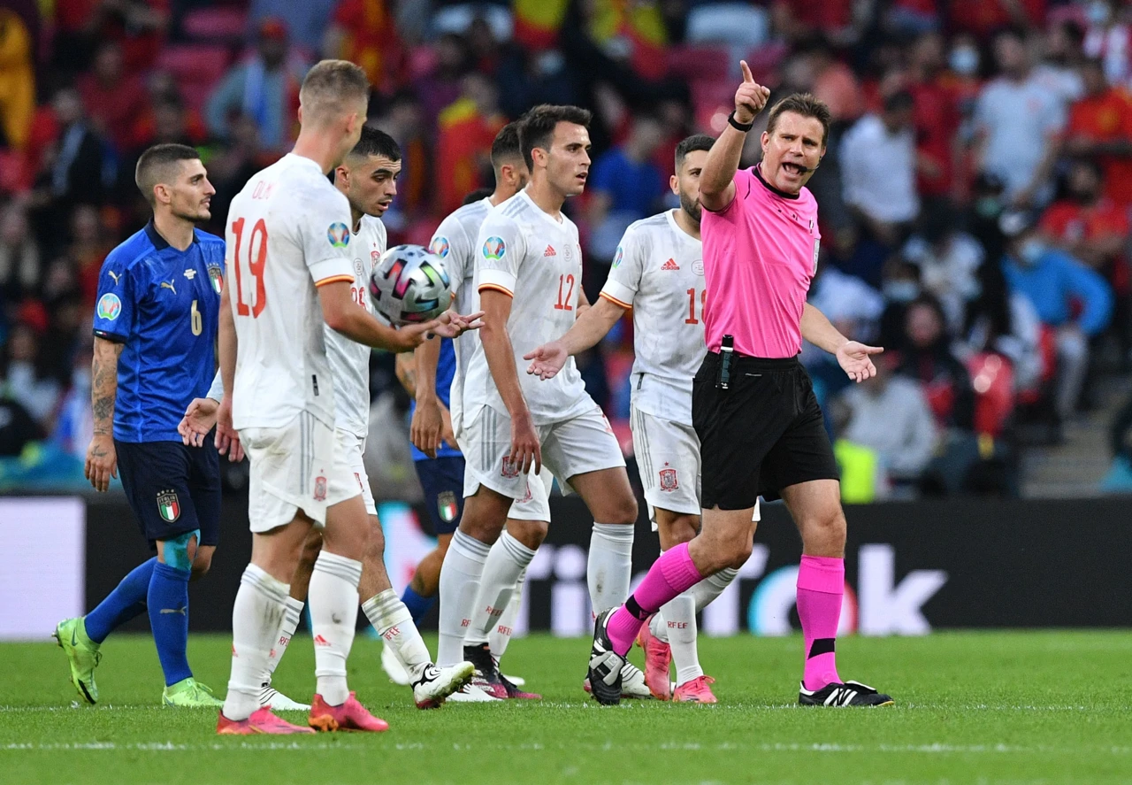 Felix Brych u akciji, Foto: Justin Tallis/Pool via REUTERS/