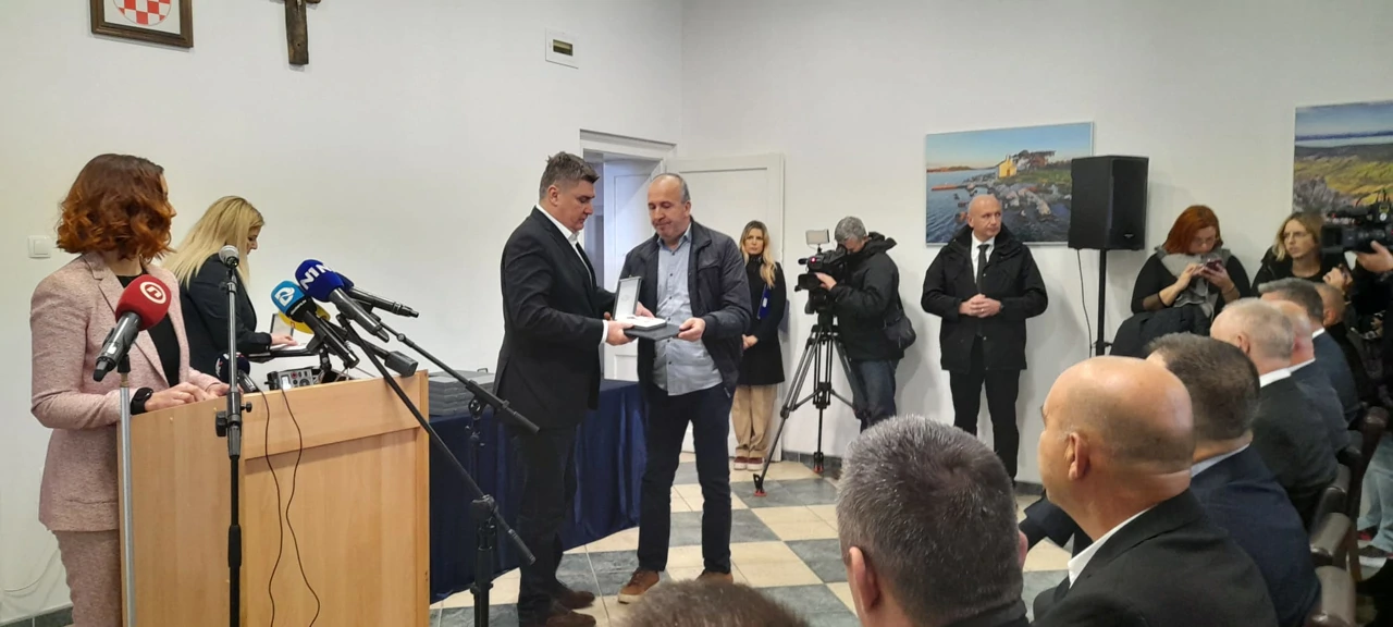 Predsjednik Milanović dodijelio je  odlikovanja hrvatskim braniteljima Domovinskog rata Pakoštana