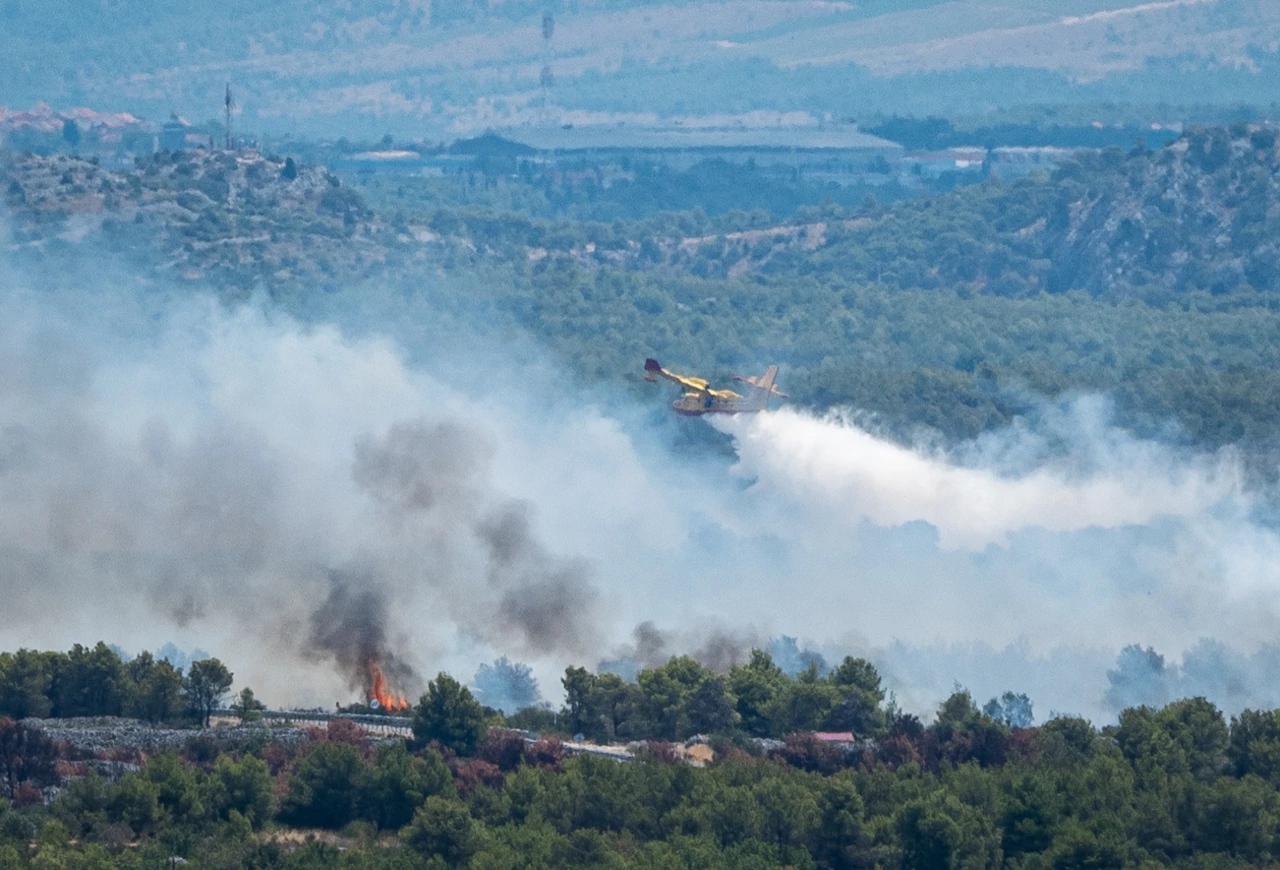 Požar kod Vodica, zatvorena obilaznica , Foto: Bruno Fantulin/PIXSELL