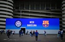 Ispred stadiona San Siro uoči utakmice Inter - Barcelona, Foto: Daniele Mascolo/REUTERS