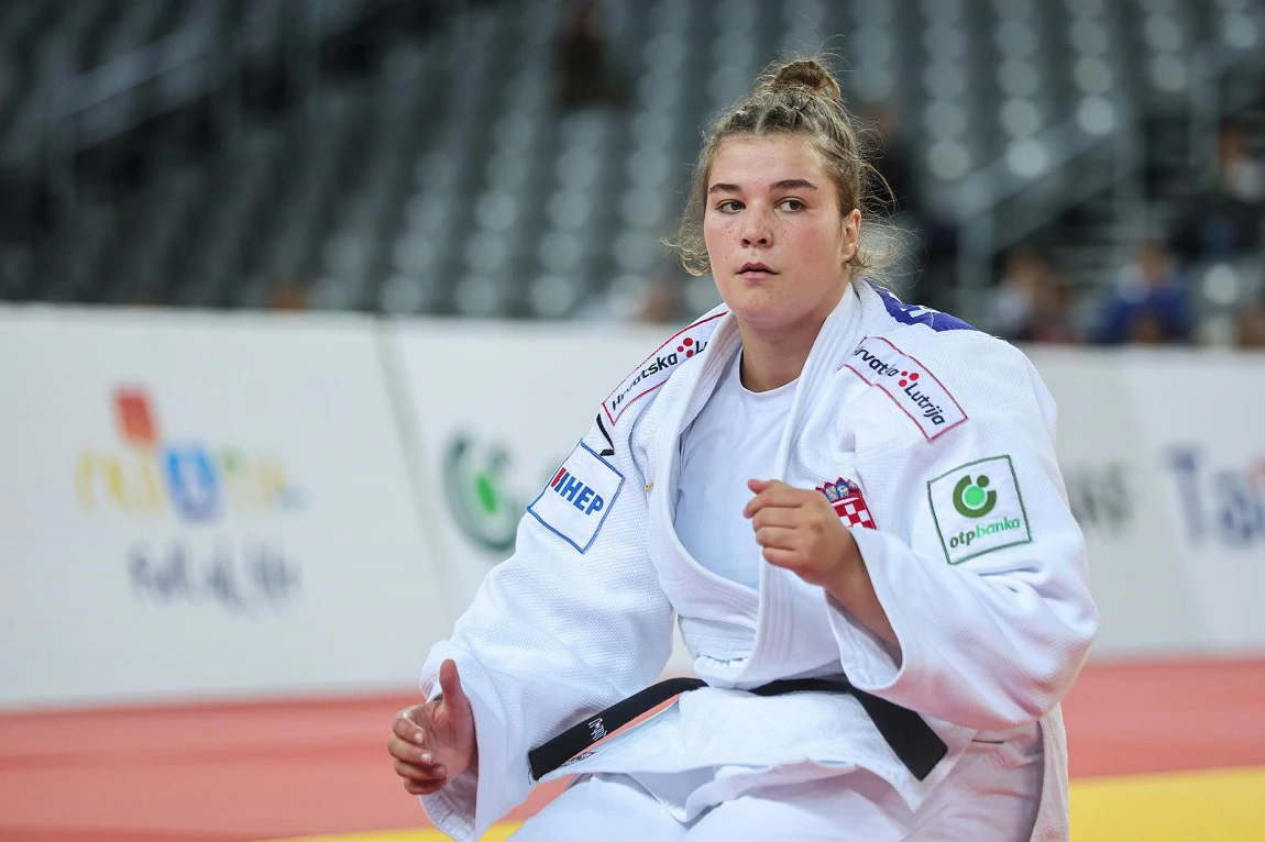 Vuković brončana, Prodan morala predati