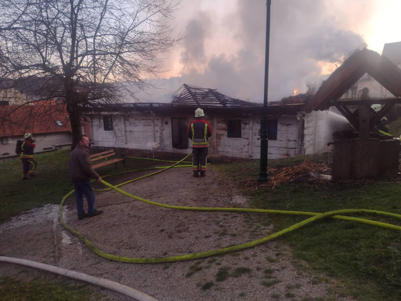 U Varaždinskim Toplicama - izgorjela etno kuća, Foto: Ivica Grudiček/HRT