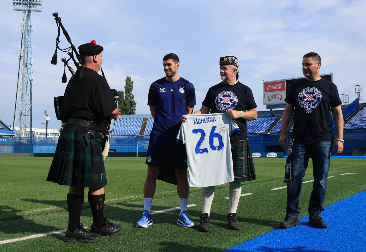 Tartan Army Croatia uručuje plaketu McKenni, Foto: Marko Prpić/PIXSELL