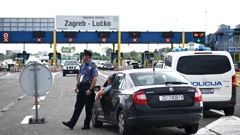 Policija dočekuje navijače Hajduka na Lučkom