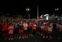Talijanski navijači izvan stadiona prate dvoboj s Olimpica, Foto: Yara Nardi/REUTERS