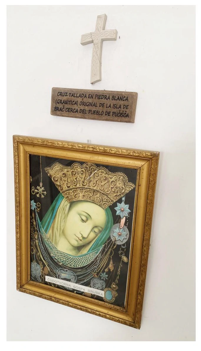 Cruz con piedra de la isla de Brač, Foto: fotografía cedida/Comunidad Crota de Cochabamba 