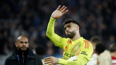 David Raya pozdravlja navijače nakon meča