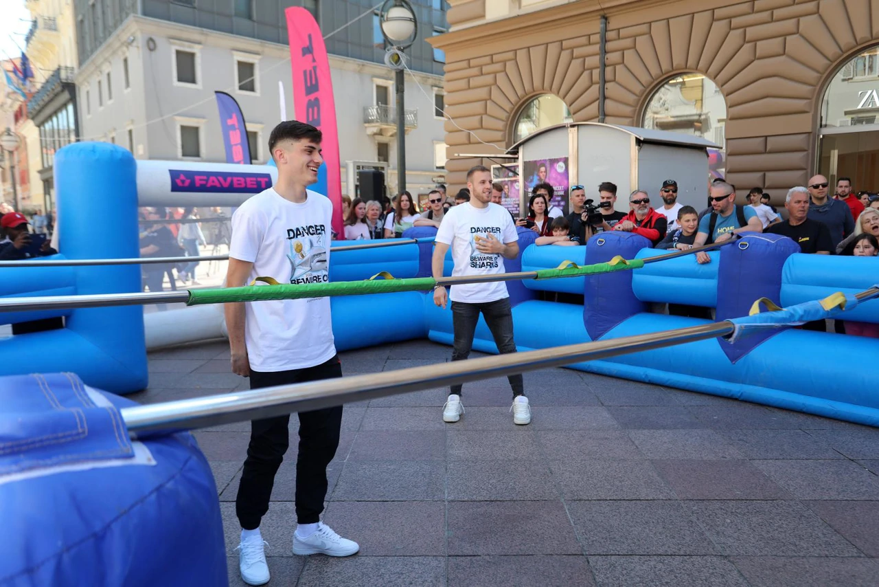 Nogometaši Rijeke u druženju s navijačima na Korzu, Foto: Goran Kovacic/PIXSELL