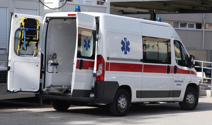 Metak pogodio sanitetski prijevoz na autocesti A3, tehničar završio u bolnici