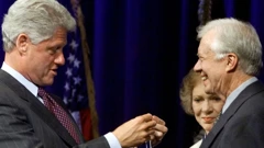 Predsjednik Bill Clinton uručuje bivšem predsjedniku Jimmyju Carteru predsjedničku medalju slobode u Carter Georgiji 1999., Foto: REUTERS/Win McNamee/File Photo/Reuters