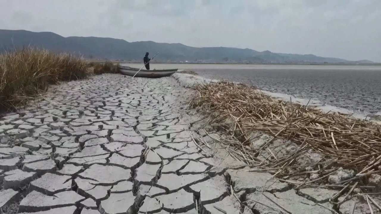 Ispucani dijelovi dna jezera Titicaca