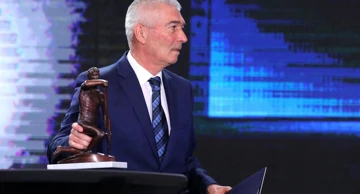 Milivoj Bebić s nagradom HOO-a "Matija Ljubek" (arhiva)