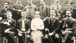 Nada Švrljuga, prva studentica matematike i fizike na Sveučilištu u Zagrebu, među svojim kolegama