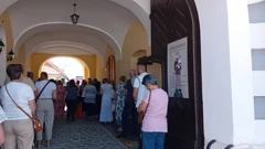 Mise se služe u dvorištu samostana, Foto: Radio Osijek/HRT