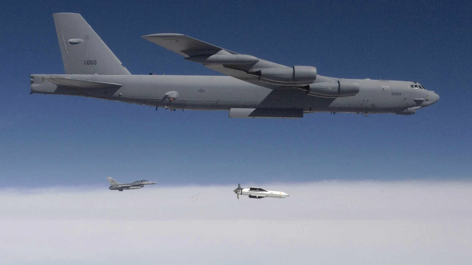 Američki bombarder B-52 s bombom GBU-57 za probijanje bunkera