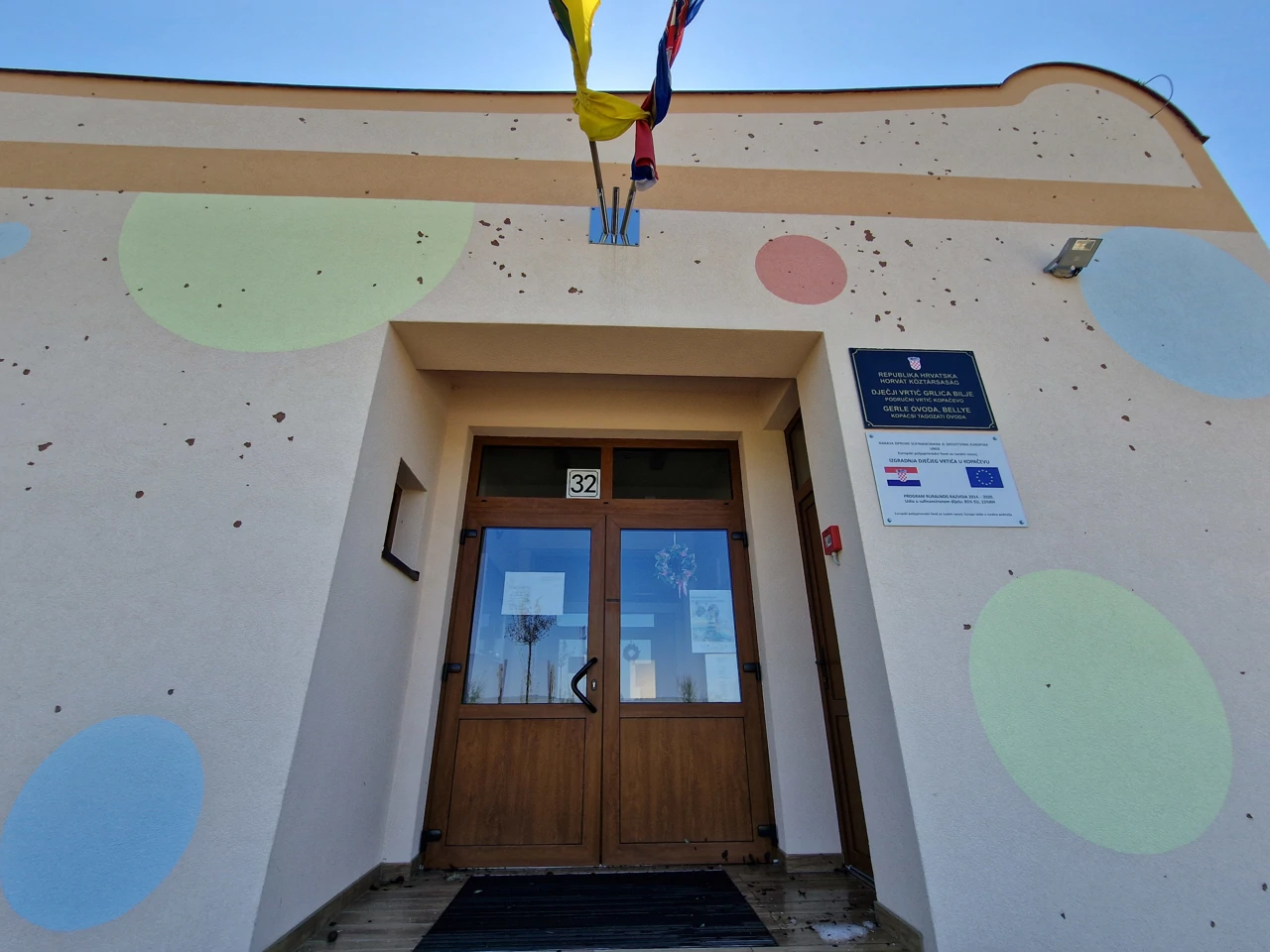 Oštećena fasada na Dječjem vrtiću Kopačevo, Foto: Krunoslav Inhof/HRT Radio Osijek