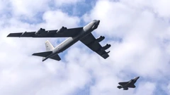 Američki B-52 i F-35
