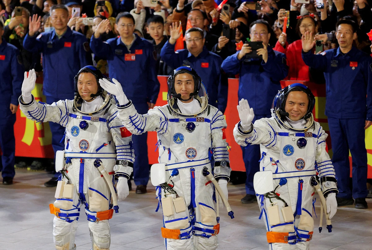U trenutnoj misiji su Zhang Hongzhang, Wu Fei - najmlađi kineski astronaut poslan u svemir - i zapovjednik Zhang Lu