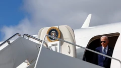Joe Biden izlazi iz aviona Air Force One