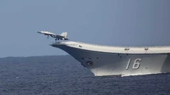 Kineski zrakoplov J-15 polijeće s nosača Liaoning prema snimkama Ministarstva obrane Japana, 21. prosinca 2021.