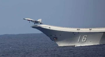 Kineski zrakoplov J-15 polijeće s nosača Liaoning prema snimkama Ministarstva obrane Japana, 21. prosinca 2021.