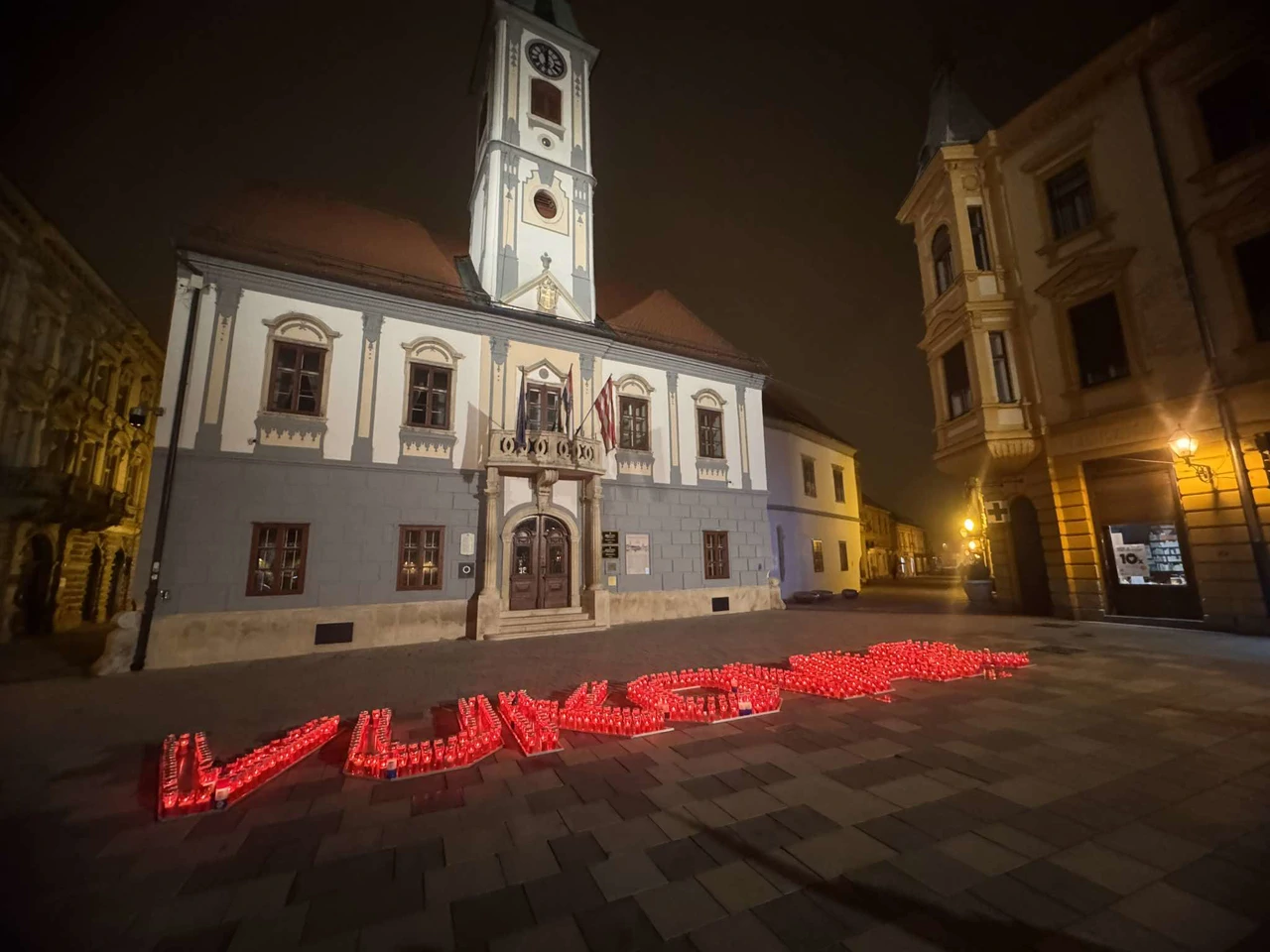 Ispred varaždinske Gradske vijećnice večeras su zapaljeni lampioni u čast Vukovaru.