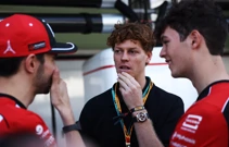 Jannik Sinner s Estebanom Oconom i Oliver Bearmanom uoči utrke, Foto: Amr Alfiky/REUTERS