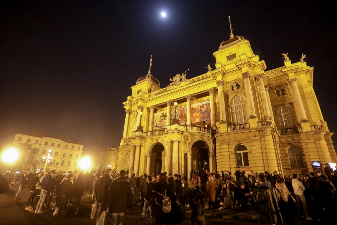 Okupljanje mladih ispred HNK/arhiv, Foto: Pixsell/Pixsell