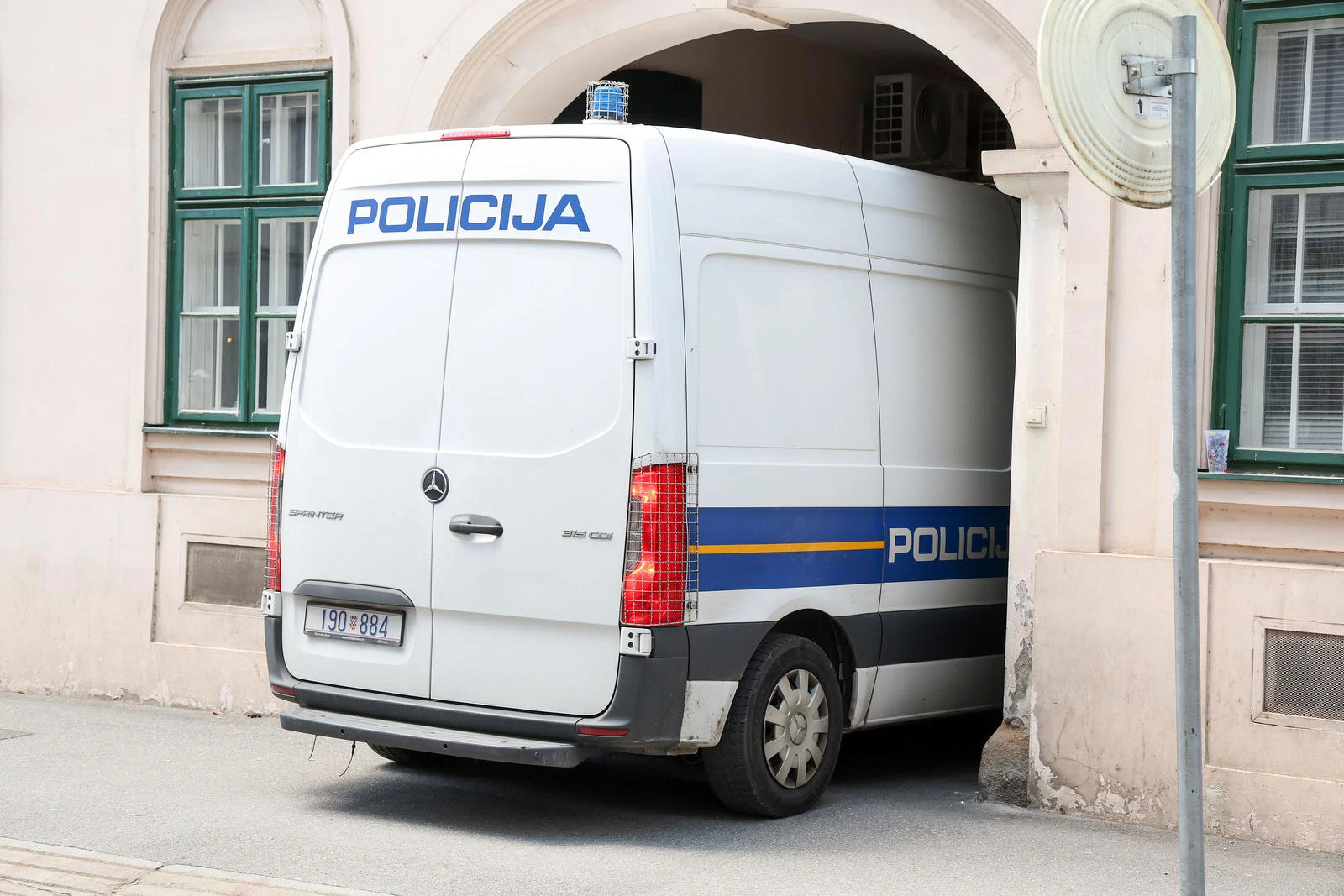 Uhićen dvojac koji je iz kombija zaštitarskih službi ukrao 300.000 eura