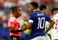 Sudac Ivan Barton i Kylian Mbappe, Foto: Lee Smith/REUTERS
