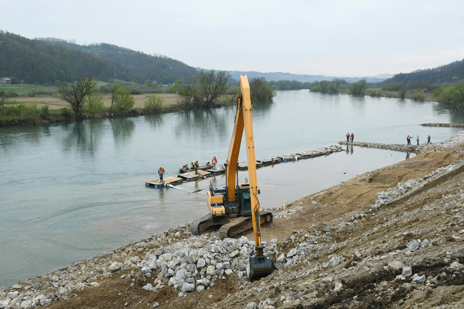 Počela sanacija oštećenog dijela obale rijeke Une - HRT