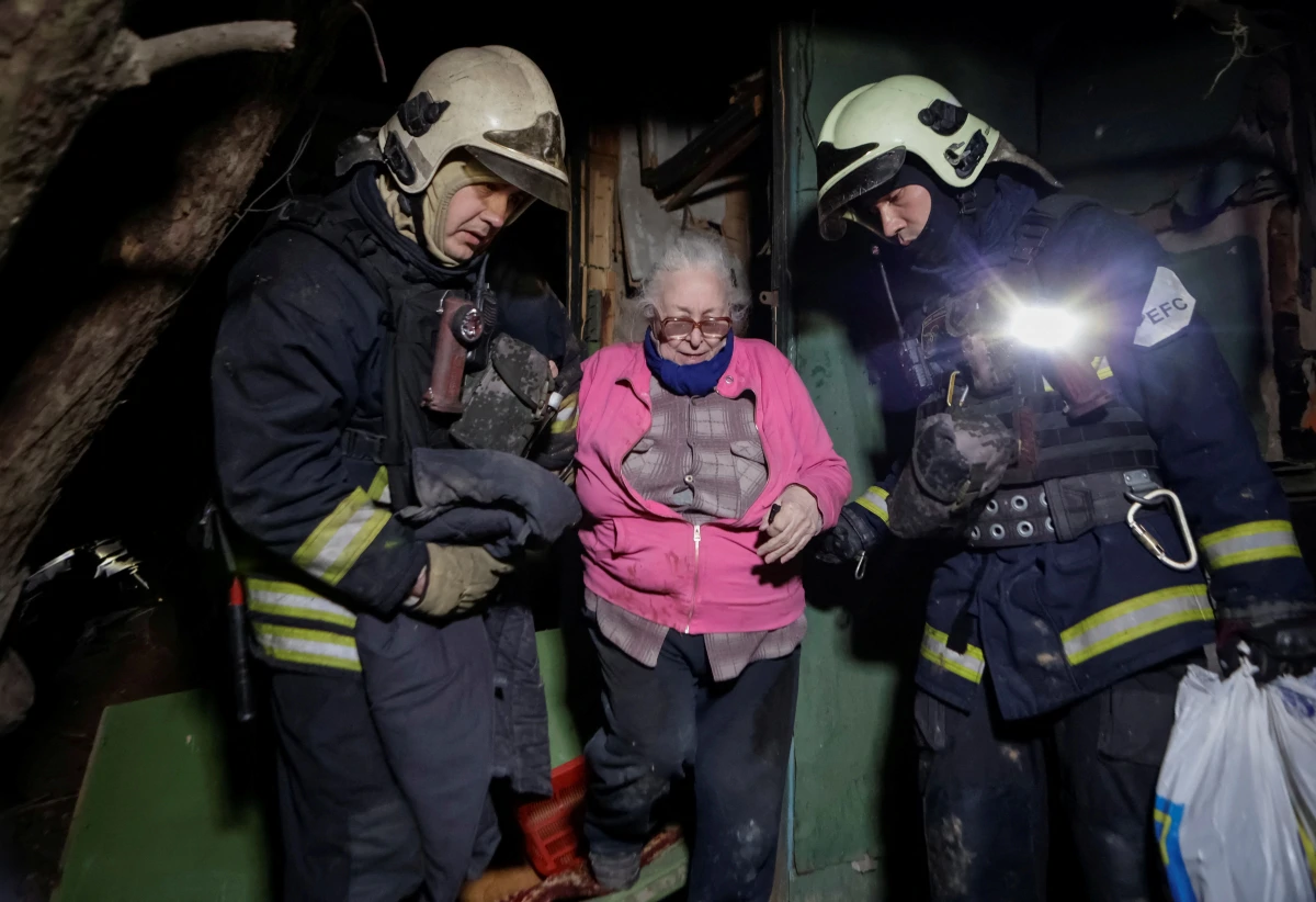 Stanarka oštećene zgrade u Harkivu