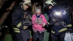 Stanarka oštećene zgrade u Harkivu