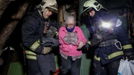 Stanarka oštećene zgrade u Harkivu