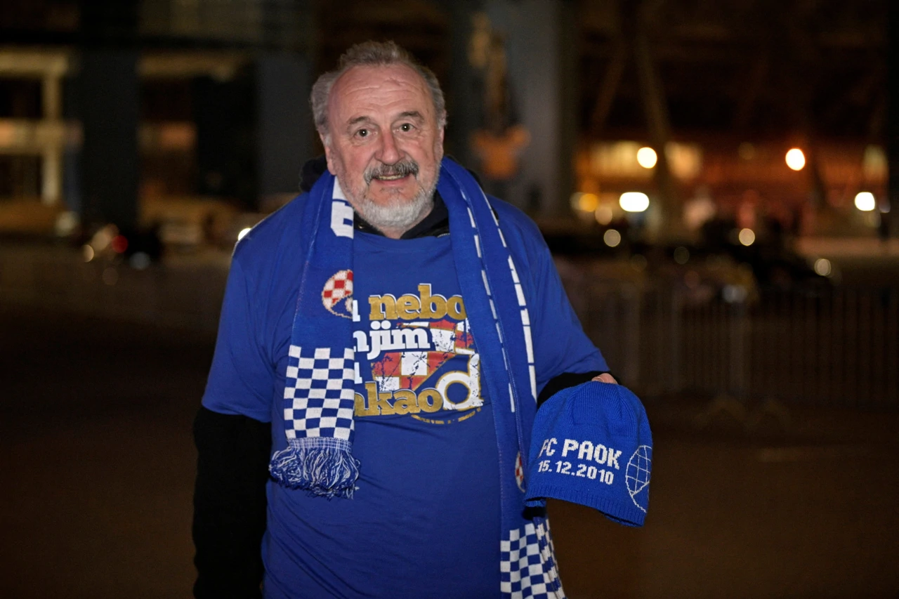 Navijač Dinama s kapom FC PAOK , Foto: Damir Krajac  /CROPIX
