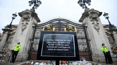 Buckinghamska palača dan nakon smrti kraljice Elizabete II.