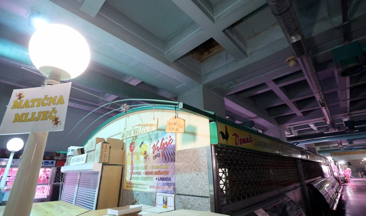 Urušio se dio stropa na tržnici Dolac