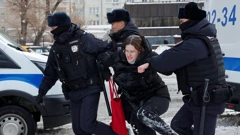Ruska policija privodi okupljene