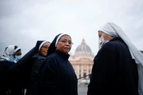Vjernici odaju počast bivšem papi Benediktu XVI. u Vatikanu, Foto: Guglielmo Mangiapane/REUTERS