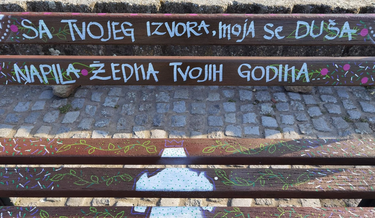 Porin i klupe na osječkoj Promenadi