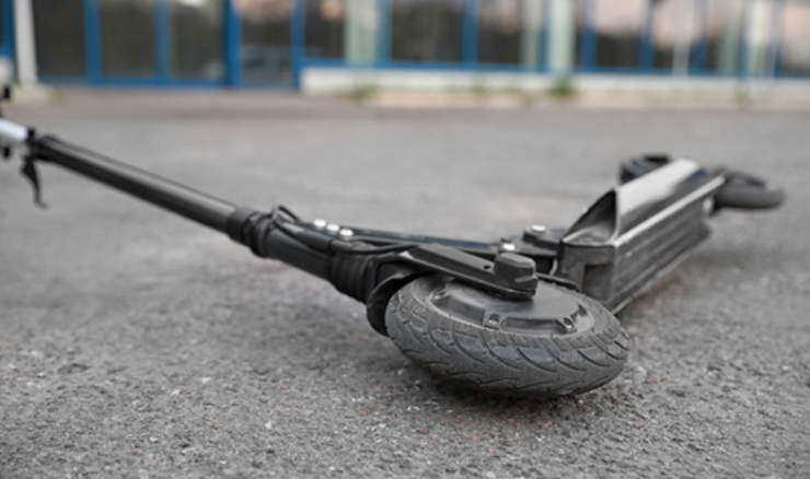 Nakon pada s električnog romobila preminuo 14-godišnjak