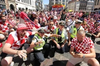 Hrvatski navijači s danskom policijom, Foto: Goran Stanzl/PIXSELL