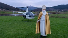 Sveti Nikola sletio helikopterom te podijelio poklone 