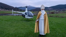 Sveti Nikola sletio helikopterom te podijelio poklone 